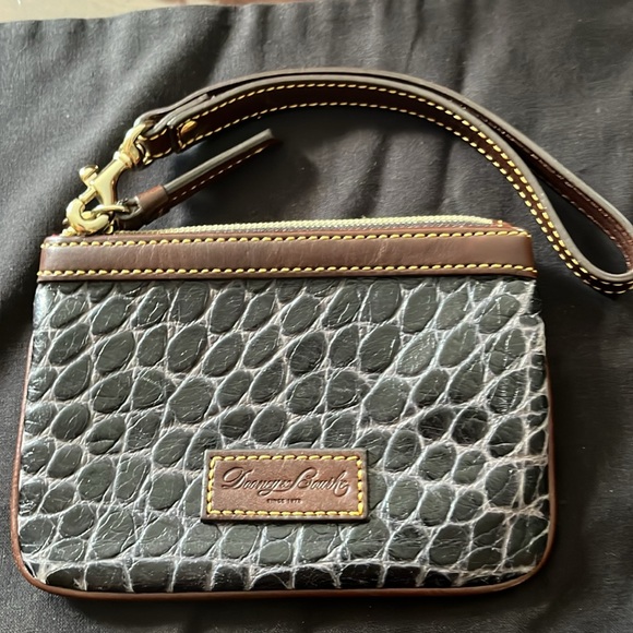 Quality Dooney and Bourke wristlet, leather, excellent condition - Picture 8 of 10